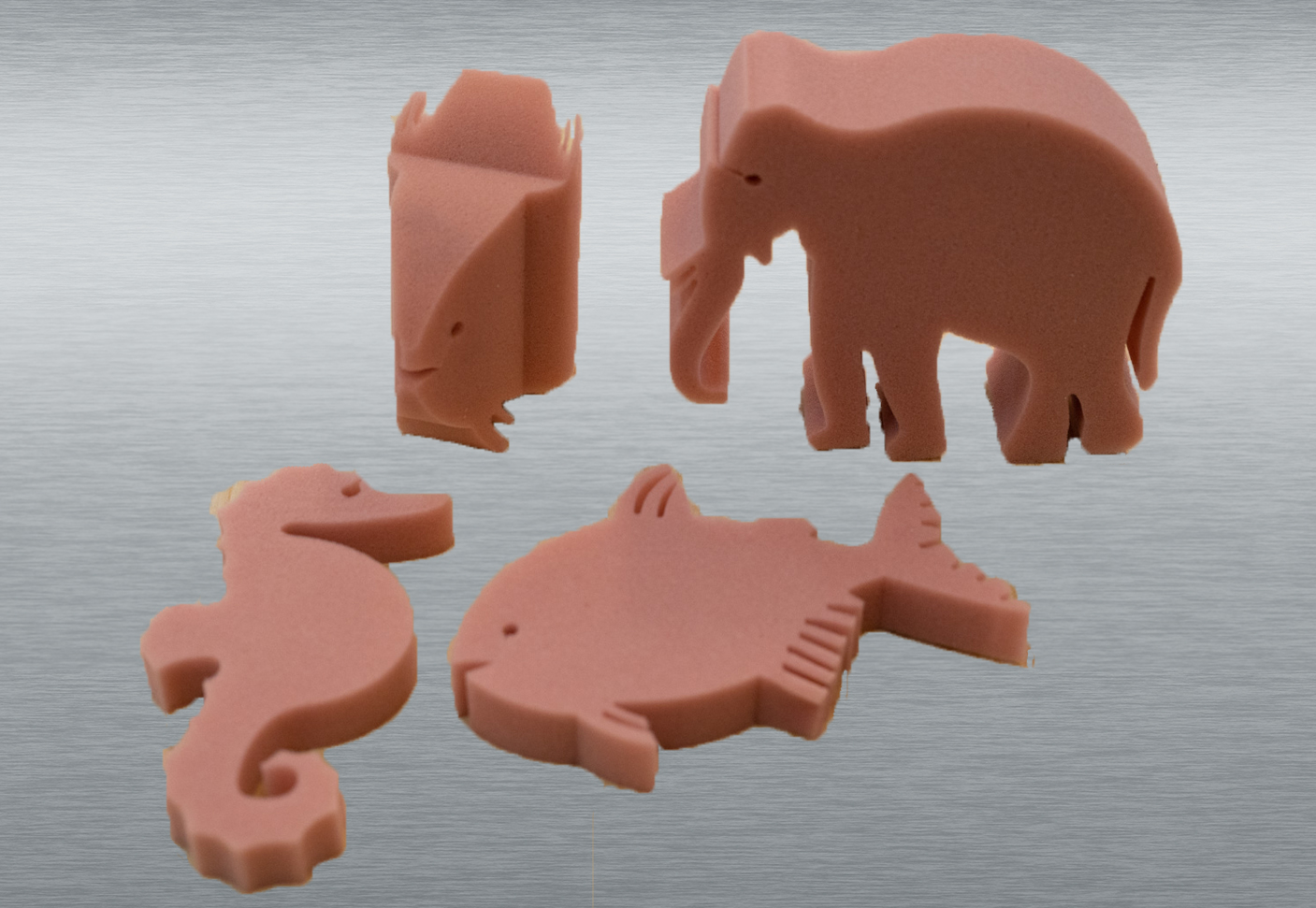Imagen de figuras de animales hechas de espuma: elefante, caballito de mar, pez